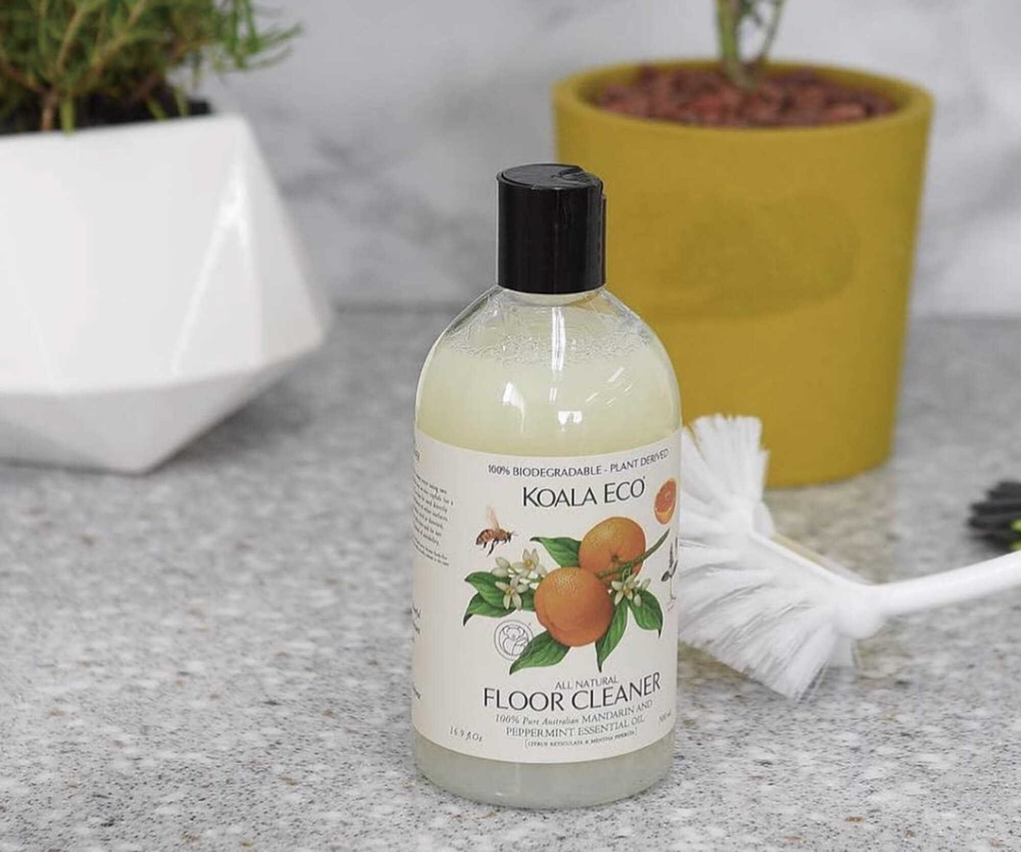 床や壁の汚れをしっかり落としてツヤを与え、キズや汚れが付着するのを防ぐ。