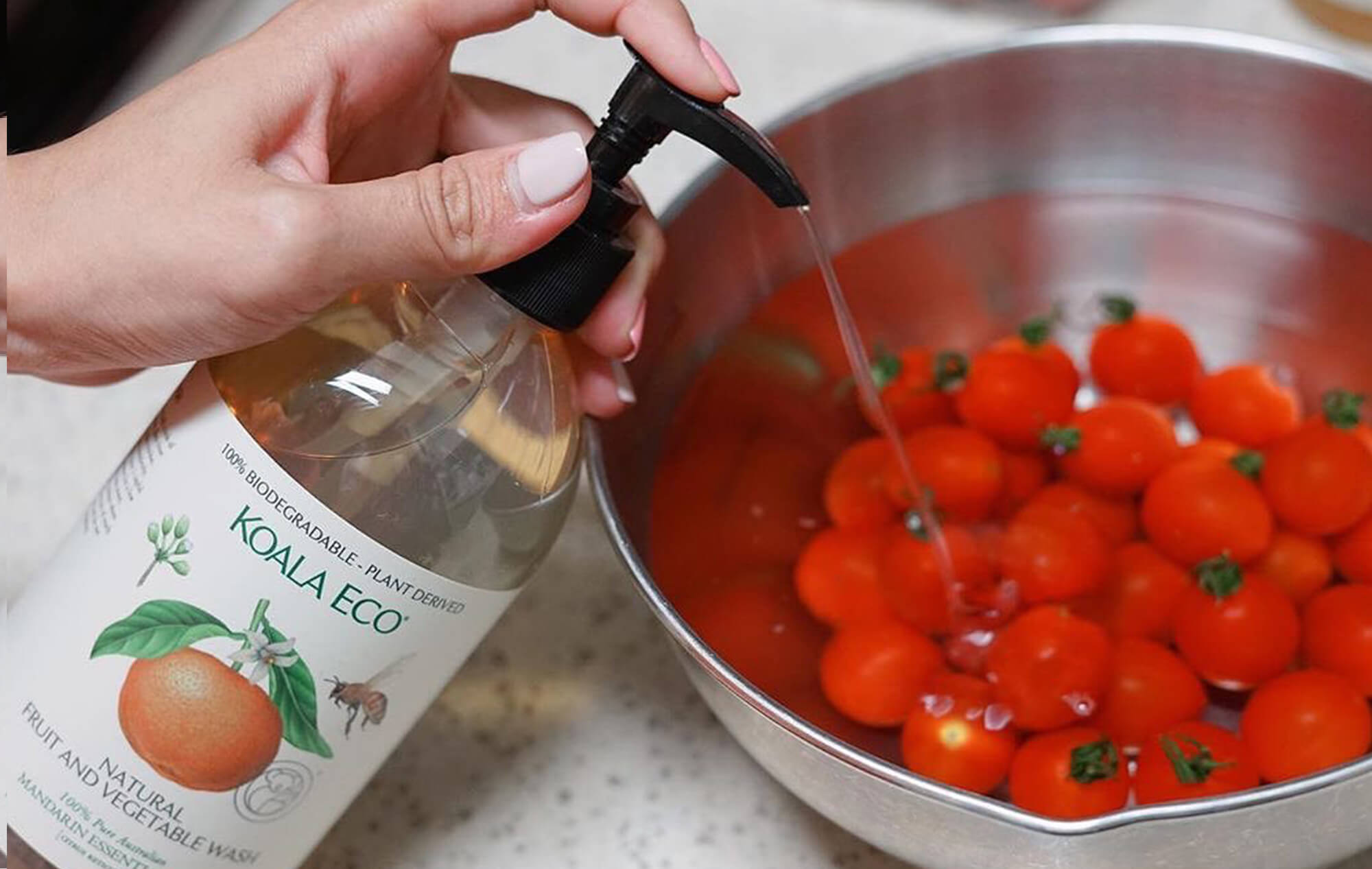 水洗いでは落としきれない表面についたワックスや農薬を安全に洗浄。