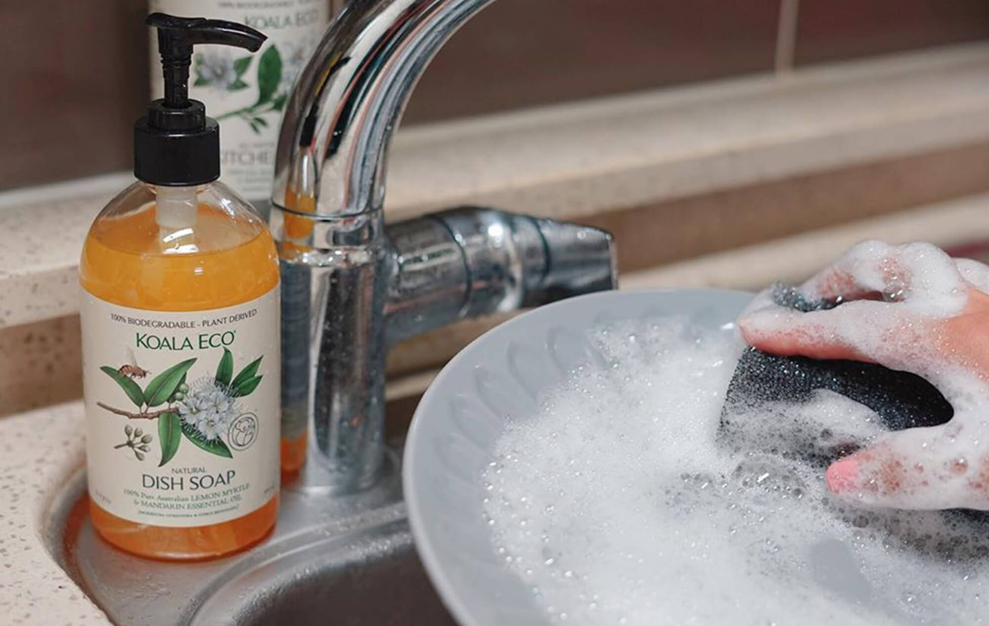 植物由来の洗浄成分で食器についた油汚れをすっきり落とす。